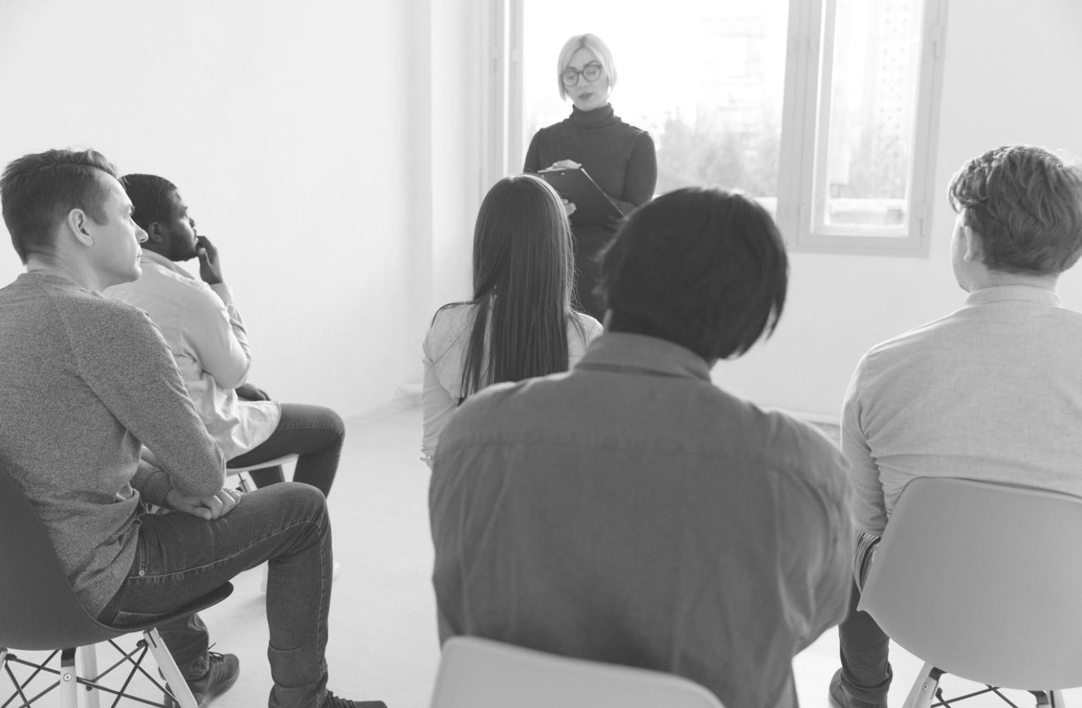 Profesional trabajando con análisis financieros y gráficos en oficina moderna